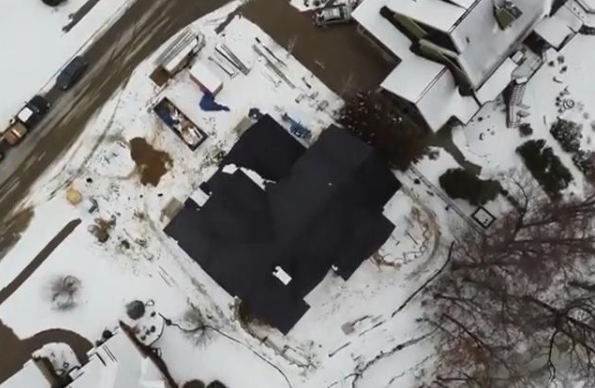 美國德州大雪斷電，一度電65元！裝了特斯拉光伏屋頂?shù)娜诵α耍。ǜ揭曨l）